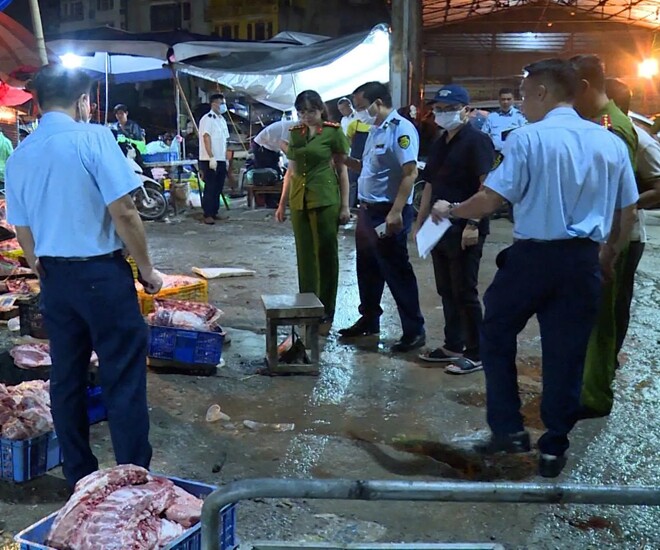 Ngoài tuồn vào trường học, lợn bệnh còn được bán ra thị trường rất nhiều. Ảnh minh họa. 