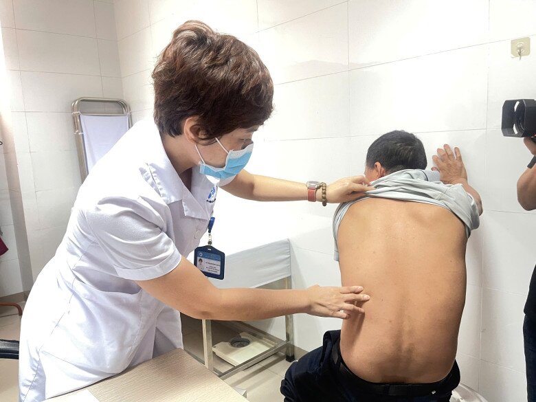 Bác sĩ Phương Dung đang thăm khám da liễu cho một nam bệnh nhân. 