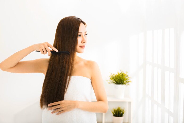 Nên gội đầu buổi chiều và gội xong làm khô tóc ngay. Ảnh minh họa.