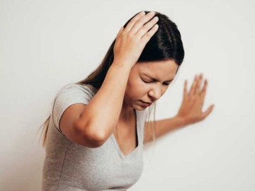 Đau đầu, chóng mặt thoáng qua vài phút rồi khỏi, dấu hiệu tưởng “bệnh xoàng” nhưng tiềm ẩn nhiều...