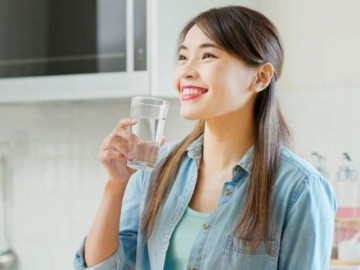 Sáng thức dậy nên uống gì đầu tiên? Thứ tốt nhất không phải nước chanh ấm hay mật ong pha loãng