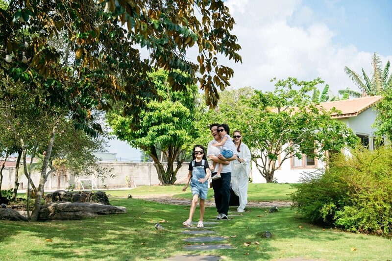 Rời xa ánh đèn sân khấu hào nhoáng và nhịp sống hối hả của thành thị, gia đình nhỏ của danh hài Trường Giang và diễn viên Nhã Phương vừa có những ngày hè yên bình tại căn biệt thự nhà vườn mang tên "Nhà trọ Destiny" tại Hồ Tràm.
