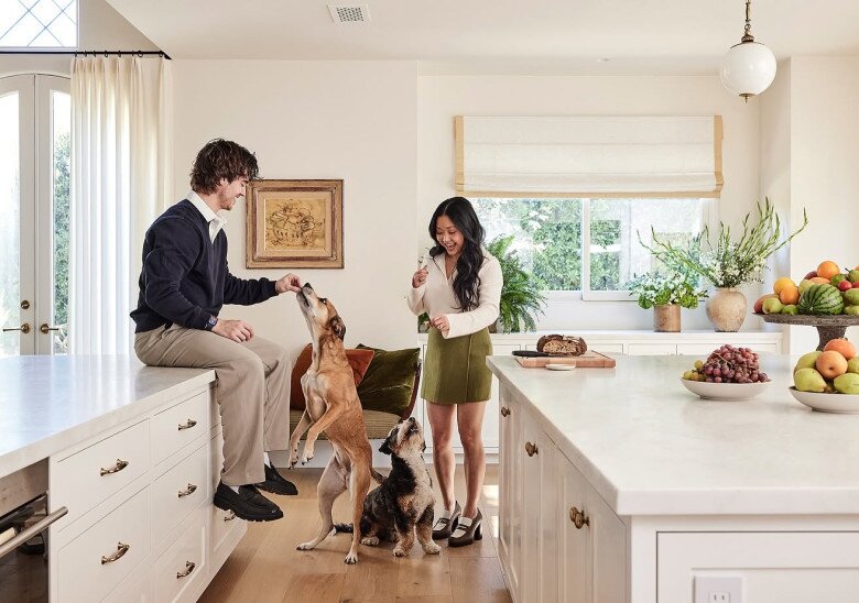 Bước vào bên trong, căn bếp rộng lớn được xem là “trái tim” của ngôi nhà. Condor cho biết đây là nơi cô dành nhiều thời gian nhất bởi cô rất thích nấu nướng và tiếp đãi bạn bè.