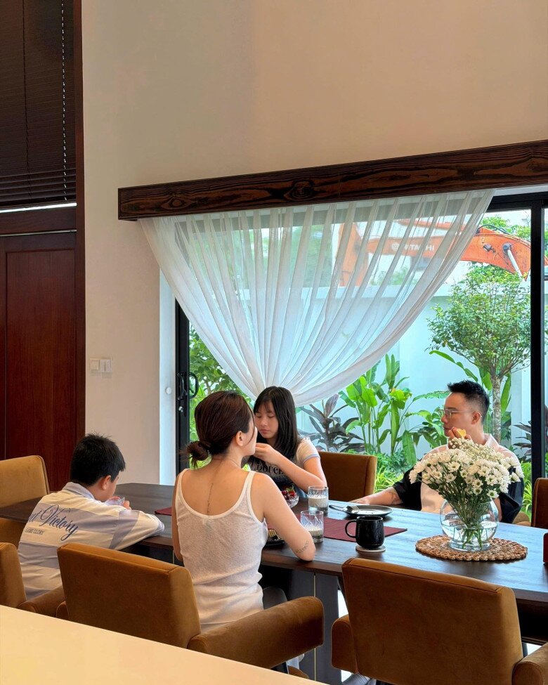 Góc bàn ăn sở hữu tầm nhìn rộng thoáng hướng thẳng ra khoảng sân vườn xanh mát phía ngoài. Đây là nơi lý tưởng để các thành viên trong gia đình vừa thưởng thức những món ăn ngon, vừa tận hưởng cảm giác thư thái, yên bình.