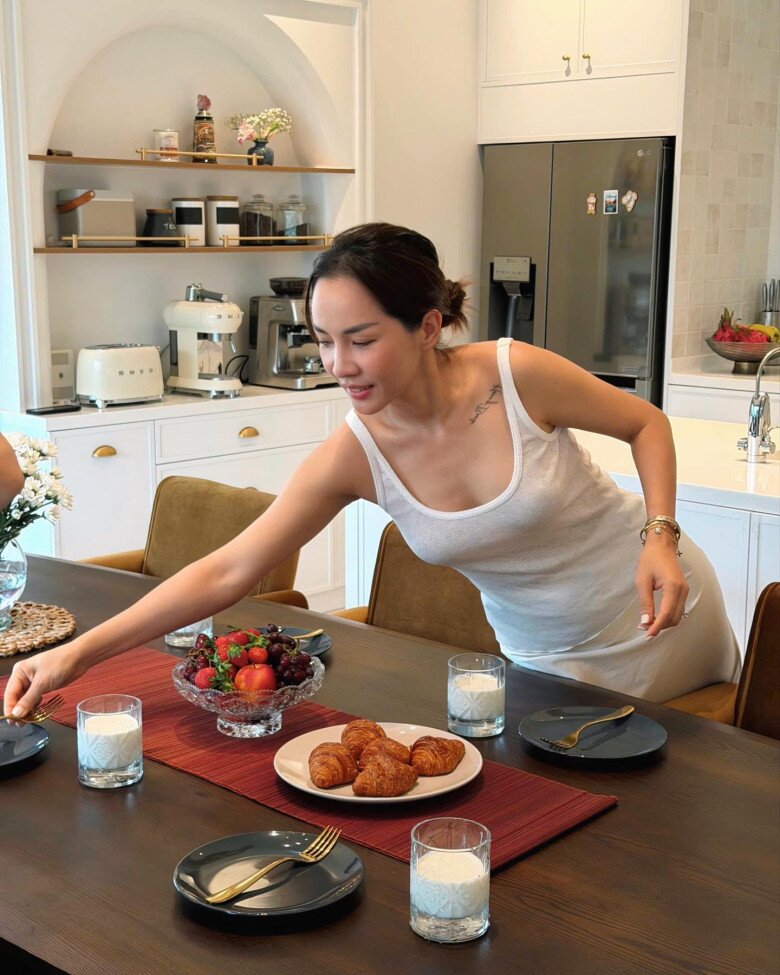 Doanh nhân Đoàn Thanh Thảo từ lâu đã được ngưỡng mộ là người phụ nữ đảm đang yêu bếp, nghiện nhà, luôn chăm sóc chu đáo cho tổ ấm. Những thiết bị gia dụng hiện đại được cô sắm sửa, bố trí thông minh, tối ưu hóa công năng sử dụng.