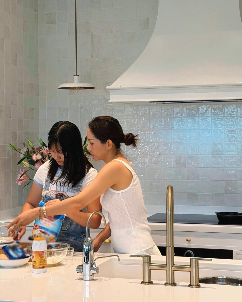 Dù bận rộn với công việc kinh doanh và sản xuất âm nhạc, vợ chồng Hoàng Bách luôn ưu tiên thời gian cùng nhau chuẩn bị những bữa cơm gia đình để gìn giữ ngọn lửa ấm áp trong tổ ấm mới.
