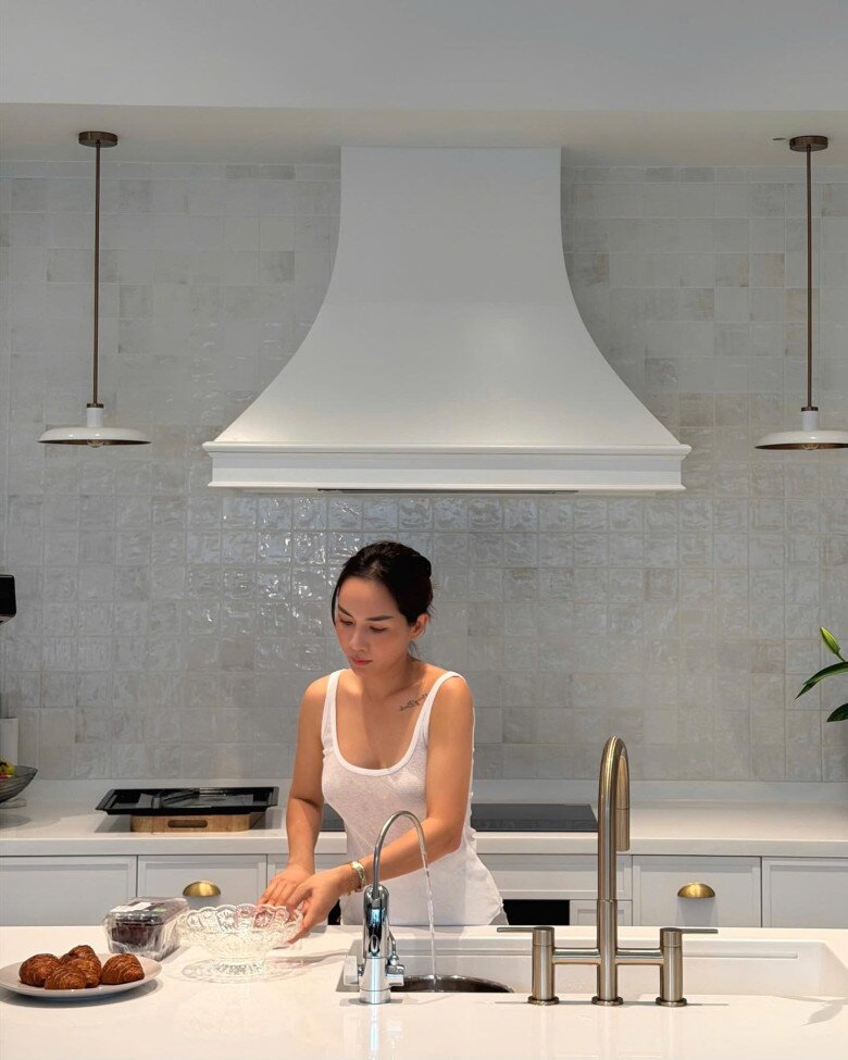 Đối với vợ chồng Hoàng Bách, khu vực bếp và bàn ăn chính là trái tim của ngôi nhà, nơi được anh chị dành nhiều tâm huyết nhất. Thay vì không gian giới hạn ở chung cư trước đây, giờ đây gia đình lúc nào cũng có thể quây quần bên nhau tại căn bếp ấm cúng.