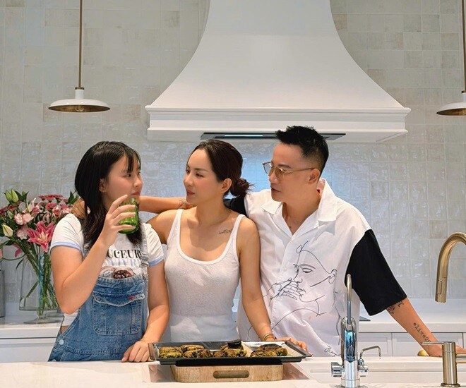 Trên trang cá nhân, cựu người mẫu Đoàn Thanh Thảo hạnh phúc chia sẻ rằng ngày Quốc tế Thiếu nhi năm nay trở nên thật đặc biệt khi cả nhà cùng chuyển sang một tổ ấm mới và bắt đầu làm quen với mọi thứ lại từ đầu.