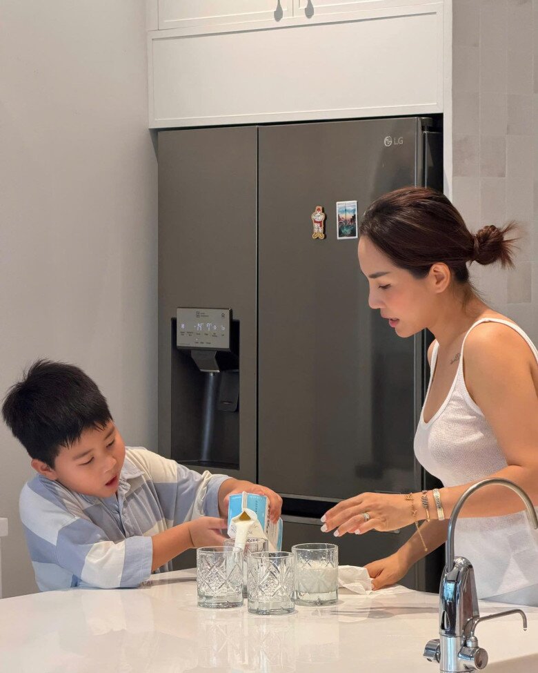 Hiện tại, trong khi con trai lớn Tê Giác (19 tuổi) đang đi du học tại Australia, ngôi nhà mới luôn tràn ngập tiếng cười nhờ sự xuất hiện của cô con gái Minh Hà (14 tuổi) và cậu út Hippo (7 tuổi) - người vẫn được bố mẹ ví như cục sạc năng lượng cho cả nhà.
