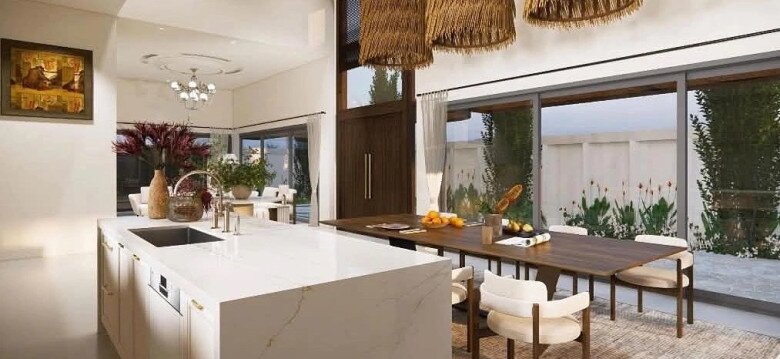 Phối cảnh không gian bếp và phòng ăn tích hợp mang đến cảm giác bề thế nhờ trần nhà cao thoáng đạt. Điểm nhấn ấn tượng nằm ở hệ thống đèn thả trần bằng chất liệu mây tre đan đậm chất nguyên bản.