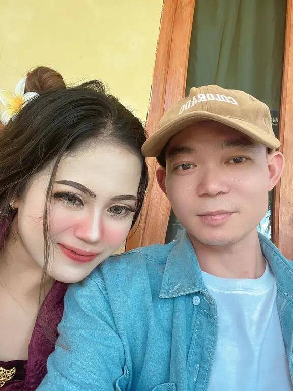 Anh Dương Chí Xương và vợ trẻ kém 18 tuổi.