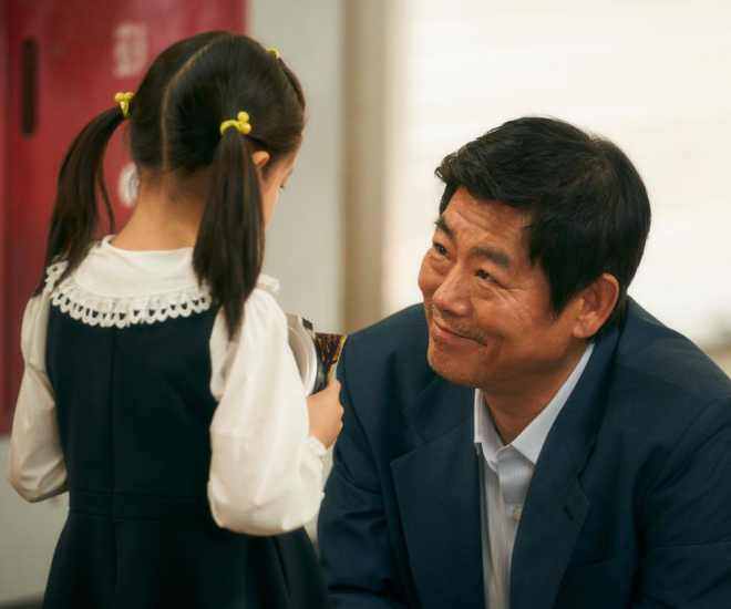 Khui mẹ vừa mất, bố dượng đã đưa tôi cho người khác nuôi. (Ảnh minh họa)