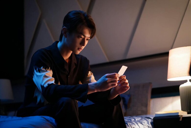 Tôi sửng sốt khi mẹ kế đưa cho tấm thẻ ngân hàng. (Ảnh minh họa)