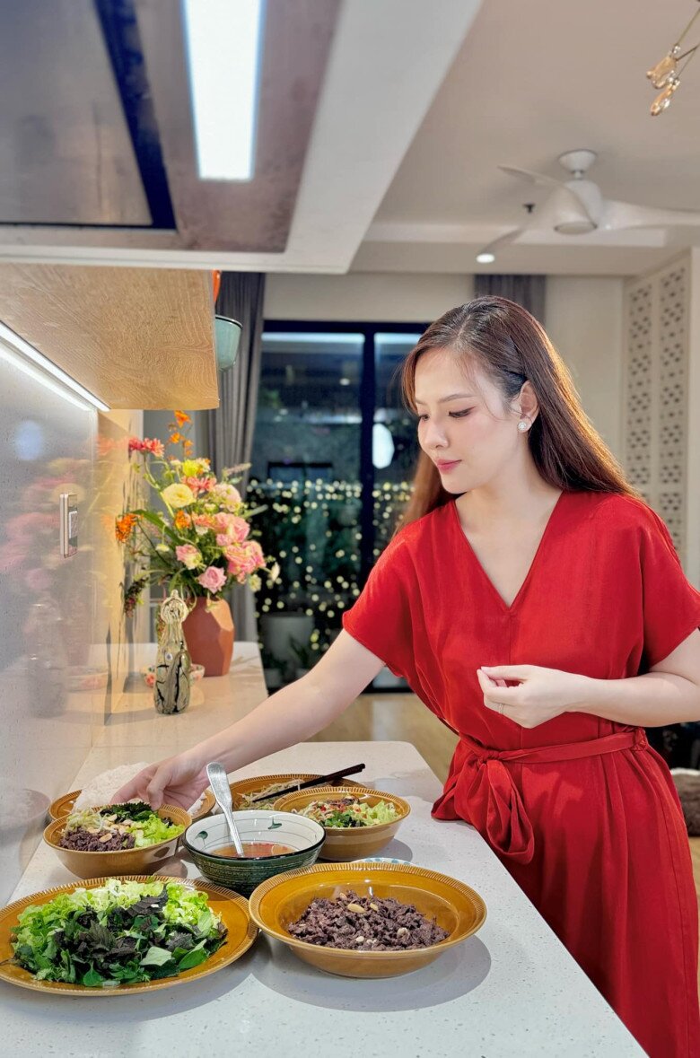 Khu vực nơi Đan Lê chuẩn bị những bữa ăn ngon cho gia đình khá rộng rãi với hệ thống chiếu sáng thông minh dưới kệ bếp, giúp không gian luôn đủ ánh sáng và thoáng đãng.
