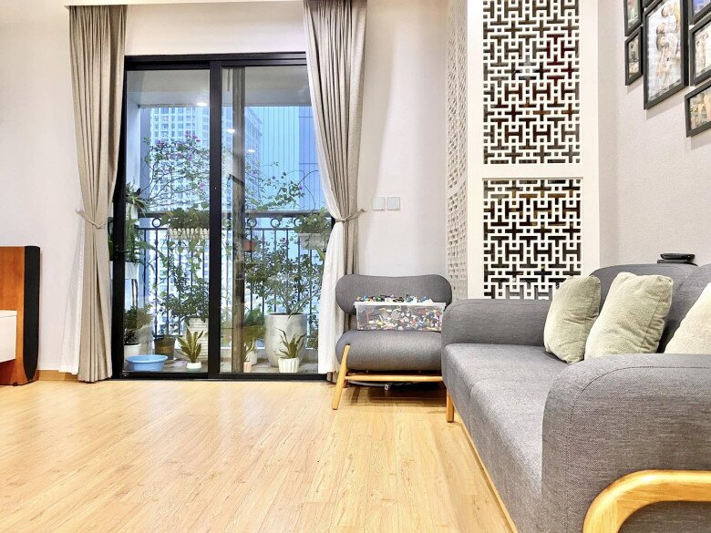 Toàn cảnh góc nhìn từ sofa hướng ra ban công, cho thấy sự kết nối hài hòa giữa không gian bên trong và thiên nhiên bên ngoài.
