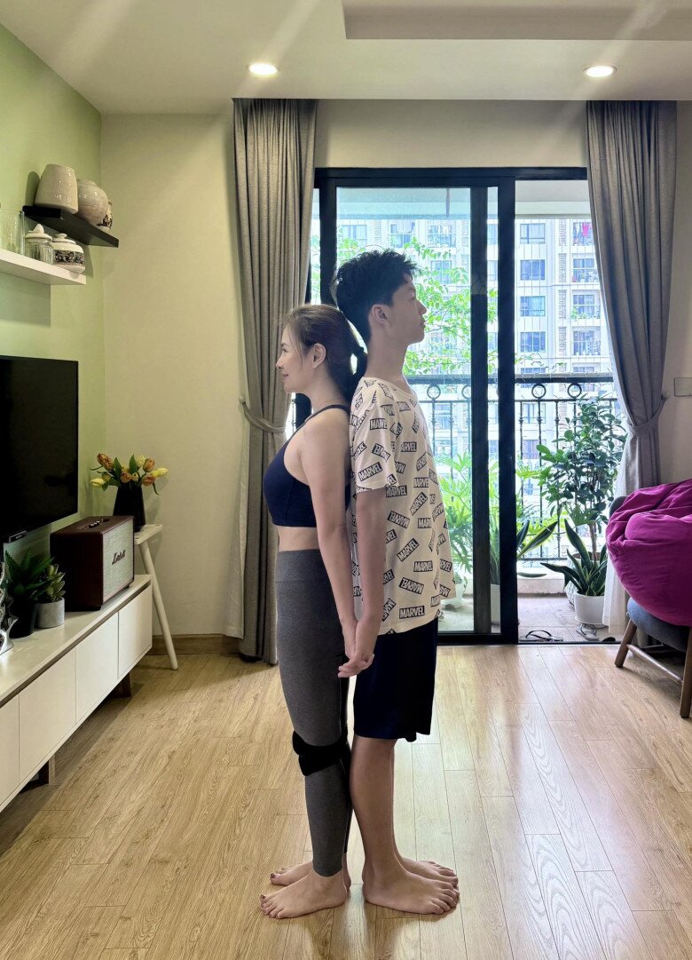 Phòng khách sử dụng sàn gỗ sáng màu và nội thất tối giản, tạo không gian sinh hoạt chung rộng rãi và thoáng đãng.