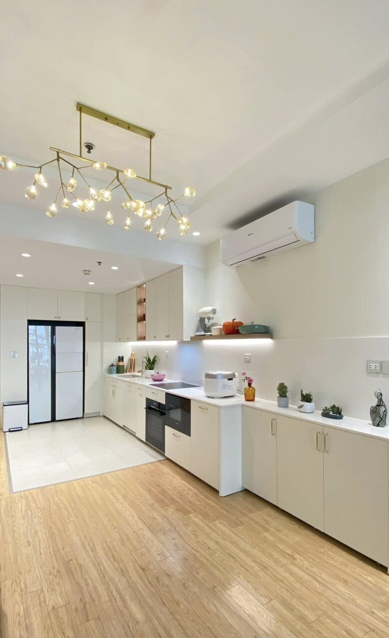 Bếp là nơi cực kỳ quan trọng với một người thích nấu nướng như nữ MC. Căn hộ đã nhiều lần được sửa chữa. Đan Lê từng chia sẻ hình ảnh không gian bếp và phòng ăn nối liền với thiết kế mở, sử dụng hệ đèn trần kiểu dáng hiện đại làm điểm nhấn ngăn cách không gian.