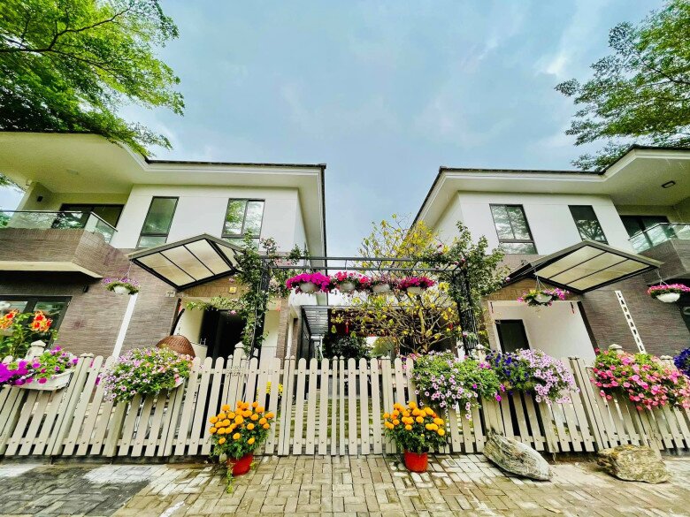 Mặt tiền tổ ấm của nữ ca sĩ gây ấn tượng mạnh nhờ lối kiến trúc hiện đại kết hợp hàng rào trắng tinh khôi. Những giỏ hoa, chậu hoa rực rỡ được bày trí đan xen tạo nên khung cảnh chào đón đầy sinh khí.