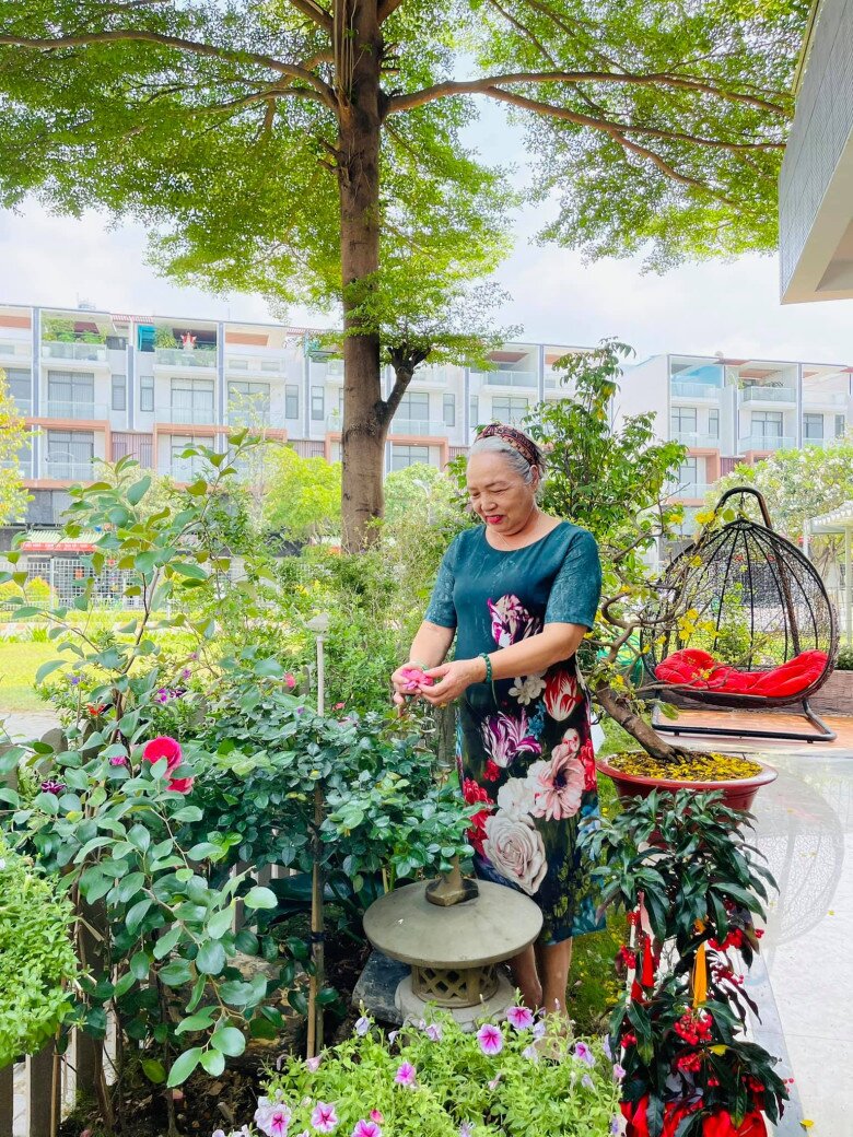 Nhật Kim Anh từng dí dỏm chia sẻ: Biết nàng thích hoa nên sắm cho nàng một vườn hoa để nàng lên ngắm... Vậy mà đợi mãi, chờ mãi, hoa tàn gần hết nàng mới chịu di giá tới nhà em.
