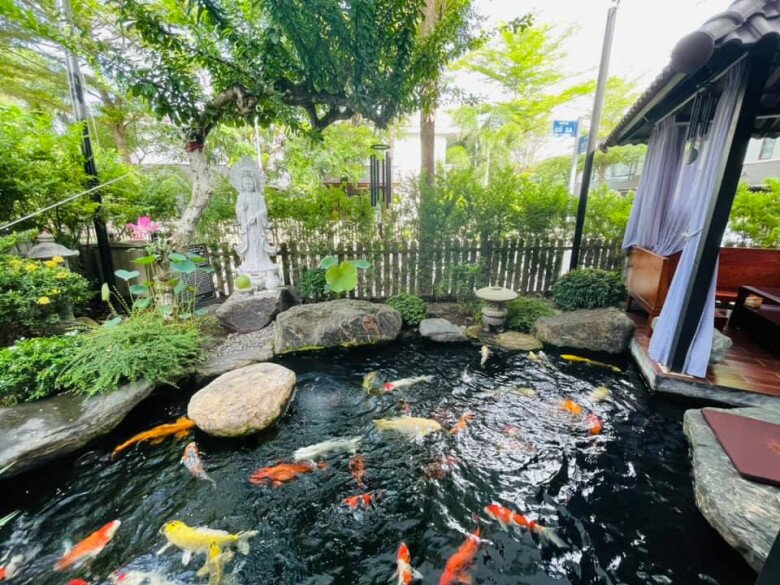 Giữa hồ, nữ diễn viên tôn kính đặt một bức tượng Phật bà Quan Âm bằng đá trắng tinh xảo, xung quanh thả hoa sen, hoa súng bồng bềnh.