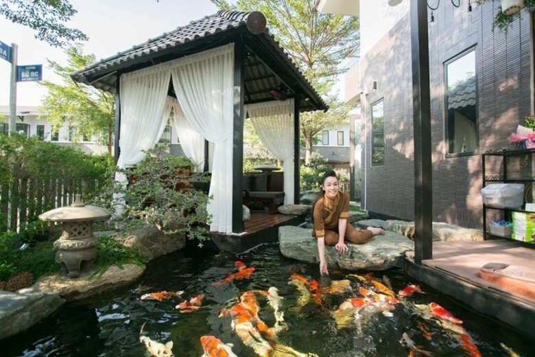 Tiếng nước chảy róc rách hòa cùng hình ảnh đàn cá Koi đủ sắc màu quý hiếm bơi lội tung tăng tạo nên một không gian thiền định, giúp nữ nghệ sĩ trút bỏ mọi áp lực sau giờ làm việc, đem lại cảm giác bình an, thanh tịnh cho tâm hồn.