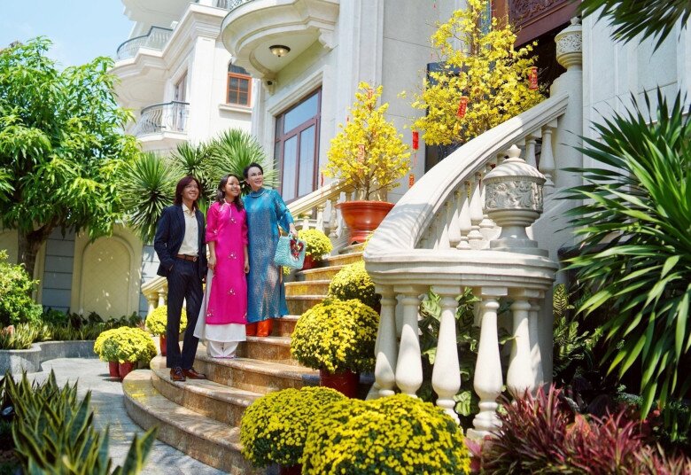 Không gian phía trước sảnh chính căn biệt thự được trang hoàng lộng lẫy bằng nhiều chậu hoa, tôn lên vẻ bề thế. Lối kiến trúc hoàng gia châu Âu sang trọng hòa quyện hoàn hảo với sắc hoa thêm phần rực rỡ.