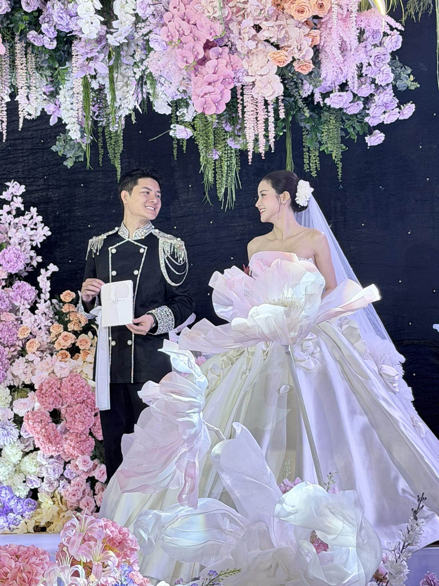 Chàng trai 2k2 yêu mẹ đơn thân hơn 9 tuổi xinh như búp bê, mạnh tay chi nửa tỷ làm đám cưới - 12