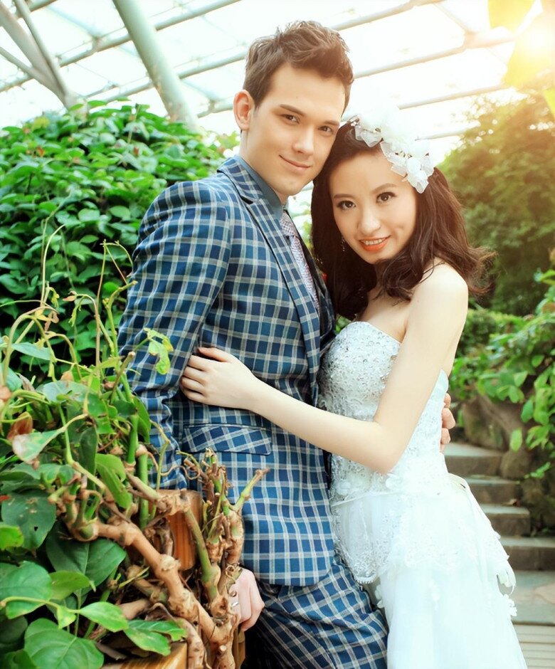 Tiểu Mễ và chồng cô khi còn trẻ.