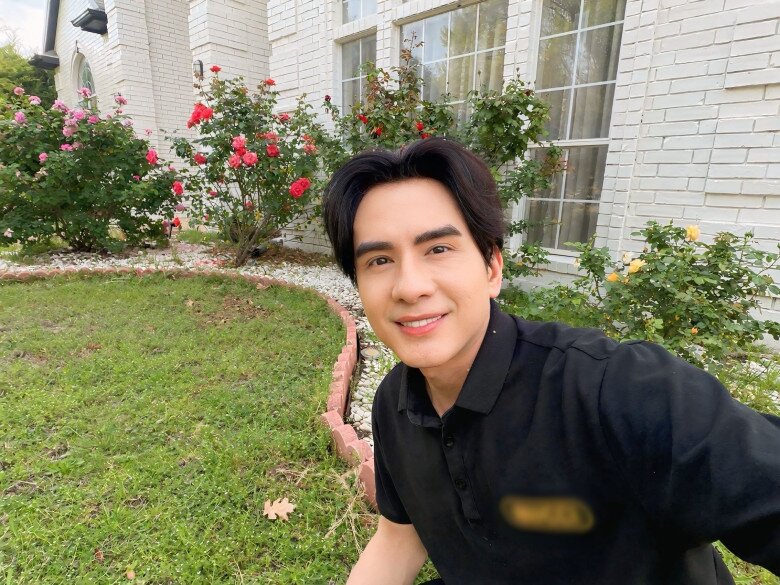 Nụ cười tươi tắn của giọng ca Tình đơn phương bên cạnh những đóa hoa đang khoe sắc thắm dưới nắng xuân. Không gian yên bình này là nơi anh thường xuyên nghỉ ngơi và lấy lại năng lượng sau những chuyến lưu diễn bận rộn.