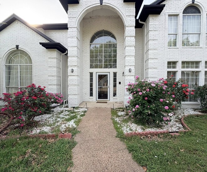 Đan Trường sống độc thân trong cơ ngơi rộng: Dàn hoa hồng cao gần bằng ...