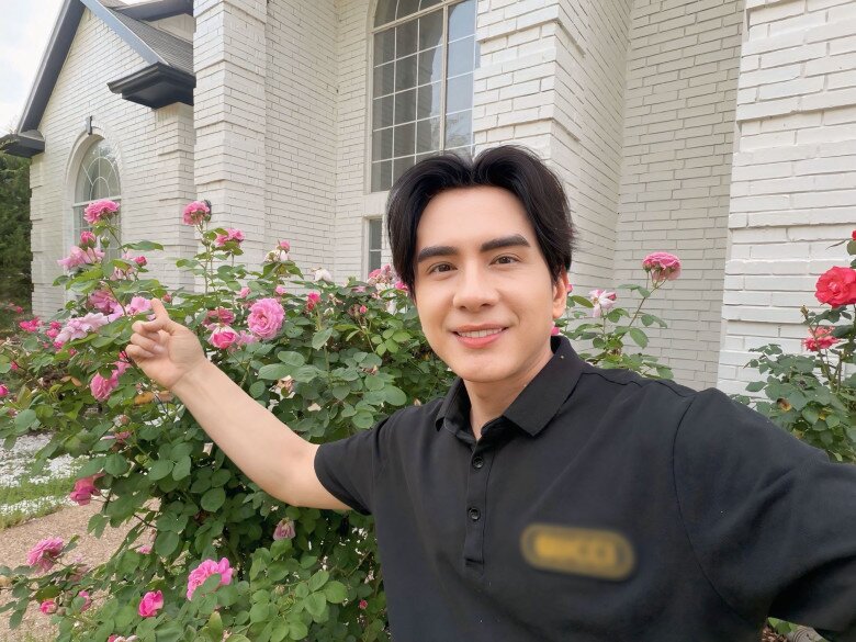 Chủ nhân ngôi nhà tự hào khoe khéo dàn hoa hồng đang độ nở rộ ngay trước thềm cửa chính. Nam ca sĩ dí dỏm nhận xét rằng chiều cao của các bụi cây năm nay phát triển vượt bậc, gần bằng với vóc dáng của chính mình.