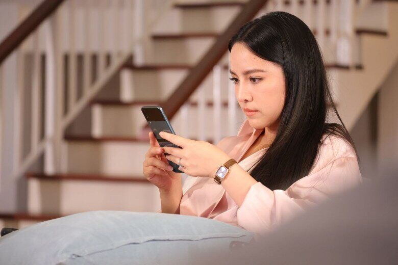 Đọc xong tin nhắn của chồng cũ mà lòng tôi bối rối. (Ảnh minh họa)