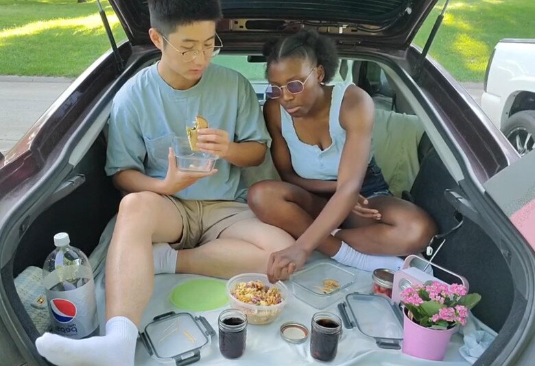 Cưới vợ Thạc sĩ người Mỹ gốc Phi, chàng trai 9X tự tay cạo trọc đầu giúp vợ sau sinh con lai - 3