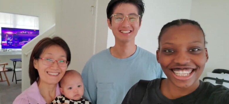 Mẹ Giới Giới đã sang Mỹ chăm sóc cháu nội.