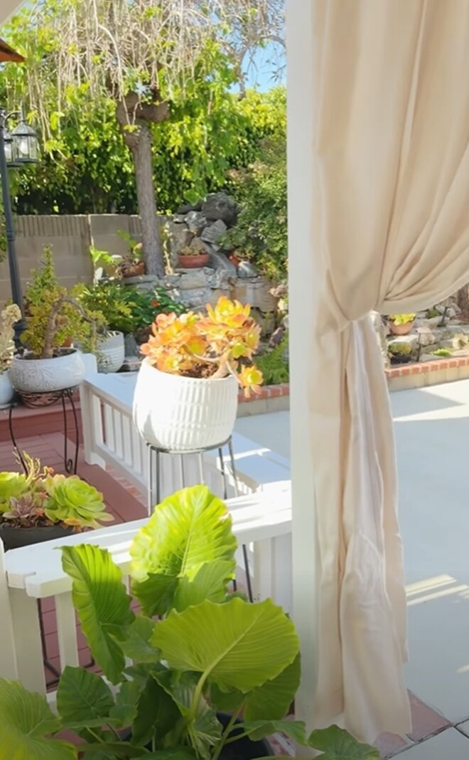 Hệ thực vật phong phú từ các loại cây lá xẻ bản to cho đến sen đá mọng nước được chăm sóc tỉ mỉ, góp phần mang thiên nhiên tươi mát gắn kết vào không gian sống của nữ danh hài.