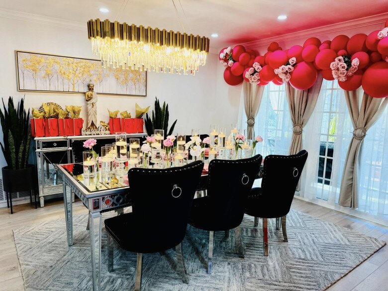 Từng chi tiết nhỏ như khăn ăn họa tiết gingham hồng, dĩa viền gợn sóng đều được chăm chút tỉ mỉ, chứng tỏ sự đầu tư không hề nhỏ của bà má Thúy Nga dành cho ngày vui của con gái.