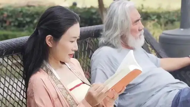 Đạo diễn U80 cạo bỏ bộ râu gần 30 năm, amp;#34;lột xácamp;#34; hoàn toàn vì tình yêu, vợ trẻ kém 31 tuổi càng yêu hơn - 4