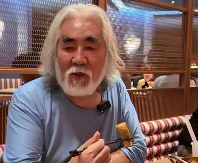 Trương Kỷ Trung đã để râu gần 30 năm nay.