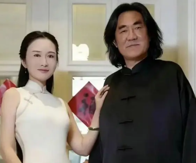 Tương Kỷ Trung đã cạo râu, nhuộm tóc, lột xác hoàn toàn. 