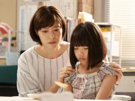 Con gái dùng điện thoại tôi nhắn cho chồng cũ "chúng ta quay lại với nhau nhé", anh đáp 4 từ khiến tôi sững sờ