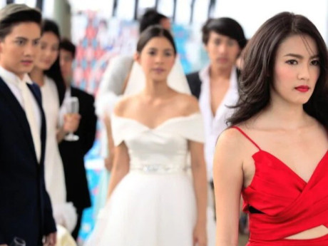 Cùng chồng tới dự đám cưới chồng cũ, thấy mặt cô dâu của anh, tôi đứng không vững