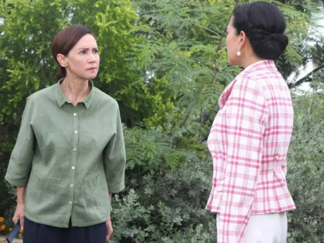 Giúp việc làm vỡ kỷ vật của chồng, tôi định đuổi thẳng nhưng bà ấy lấy ra một thứ khiến tôi run rẩy