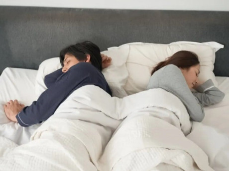 Tại sao vợ chồng sau tuổi 40 nên ngủ riêng? Chuyên gia chỉ ra 3 lợi ích