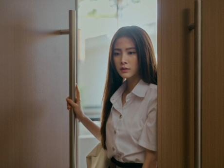 Mẹ kế không cho tôi về nhà dịp nghỉ hè, tôi lén về rồi đỏ mắt với cảnh trong nhà