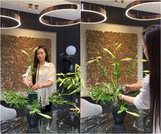 Từng cành hoa được cắt tỉa lá và cắm vào mút xốp theo hướng từ dưới lên trên, từ ngoài vào trong. Không gian sống hiện đại nhà nàng hậu càng thêm sang trọng khi được tô điểm bằng những bông loa kèn trắng.