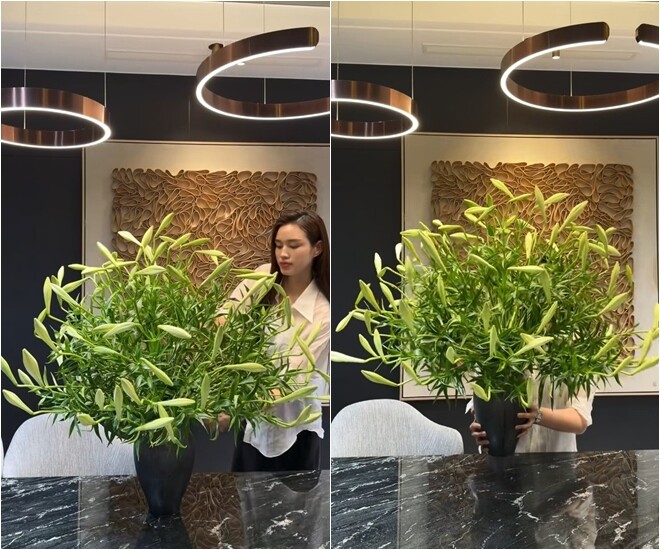 Hình dáng của bình hoa đại cảnh dần được lấp đầy, tạo thành một khối cầu xanh mướt với những nụ hoa vươn đều các hướng. Đỗ Thị Hà liên tục kiểm tra độ cân đối của bình hoa từ nhiều góc nhìn khác nhau.