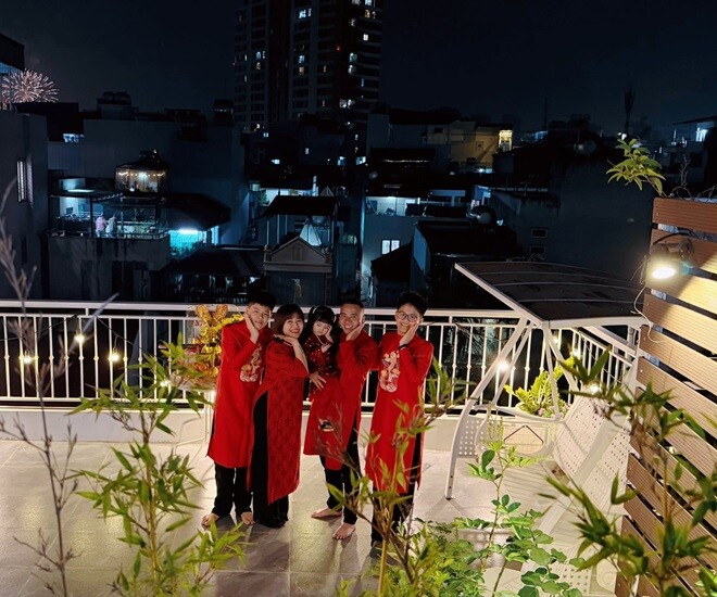 MC Hoàng Linh và gia đình đang sống trong cơ ngơi 6 tầng xinh đẹp. Góc sân thượng tầng 6 không chỉ lung linh ánh đèn mà còn được trồng nhiều cây và hoa.