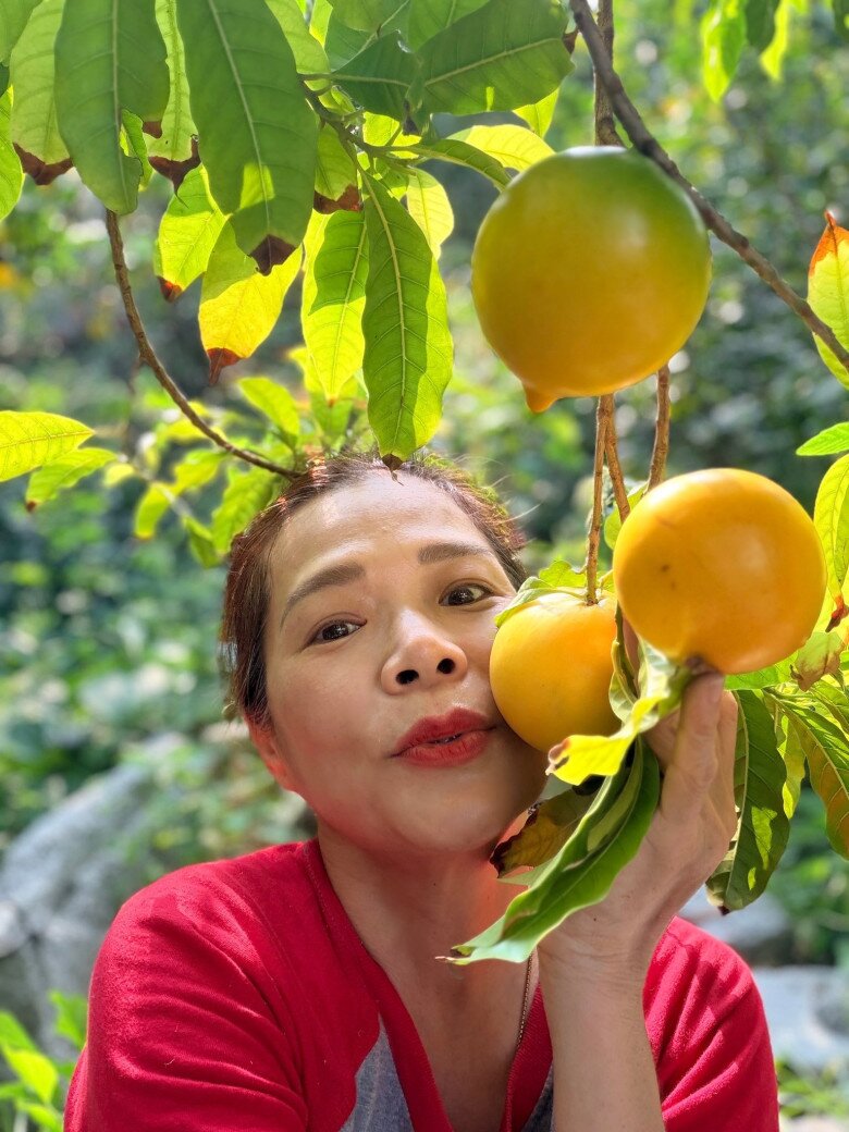 Mãn nhãn khu vườn amp;#34;vàng ròngamp;#34; của ca sĩ Mỹ Lệ: Bí hồ lô sai trĩu, đủ loại trái chín lủng lẳng khắp lối đi - 12