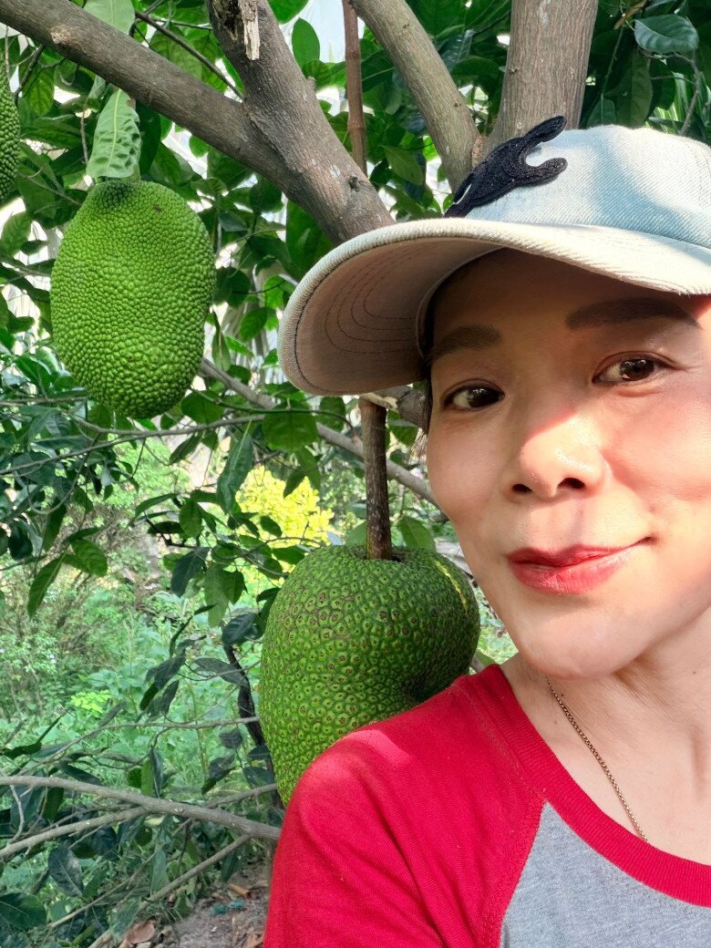 Dù bận rộn với công việc kinh doanh và nghệ thuật, Mỹ Lệ vẫn dành thời gian tự tay chăm chút cho từng gốc cây. Với cô, khu vườn không chỉ là nơi cung cấp thực phẩm sạch mà còn là liệu pháp tinh thần vô giá.