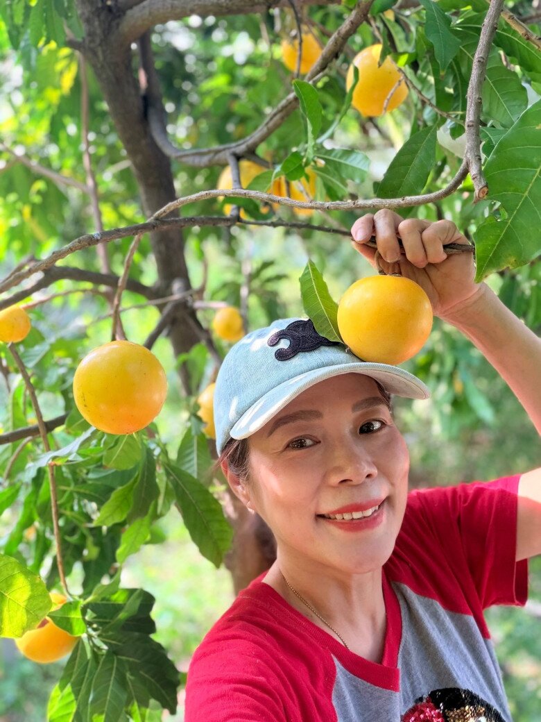 Nhìn cách cô nâng niu từng trái mít, cười rạng rỡ bên những chùm vú sữa hay khoe rổ quả chín đầy ắp, có thể thấy được sự bình yên và hạnh phúc tự tại của nữ ca sĩ.